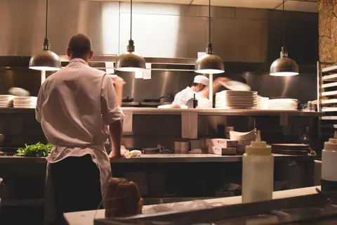 In de keuken, halverwege de voorbereiding